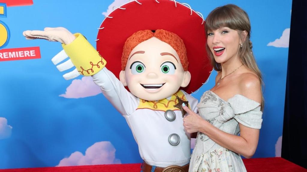 Taylor Swift Feels ‘Lucky’ as She Attends Toy Story 5 Premiere