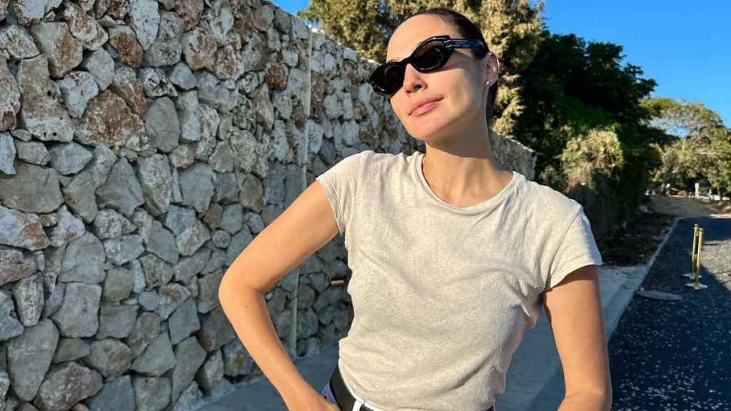 Gal Gadot Nearly Spills Out of Her Tiniest Bikini While Flaunting Those Perfect Abs