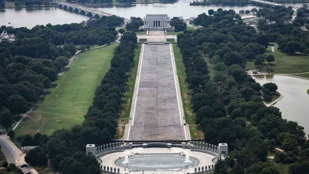 Experts Say Donald Trump’s Reflecting Pool Vandalism Story Has a Problem