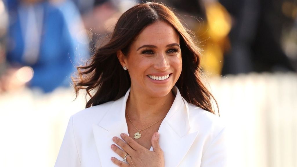 Meghan Markle's Paparazzi-Free Vacay Photos Renew Big Debate — Report