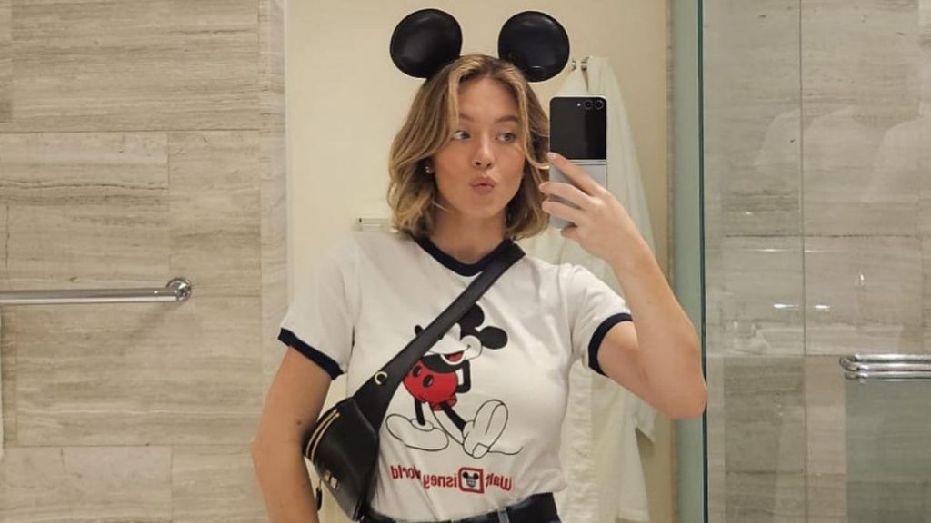 Sydney Sweeney’s Low-Rise Jeans Puts Her Curves Front & Center