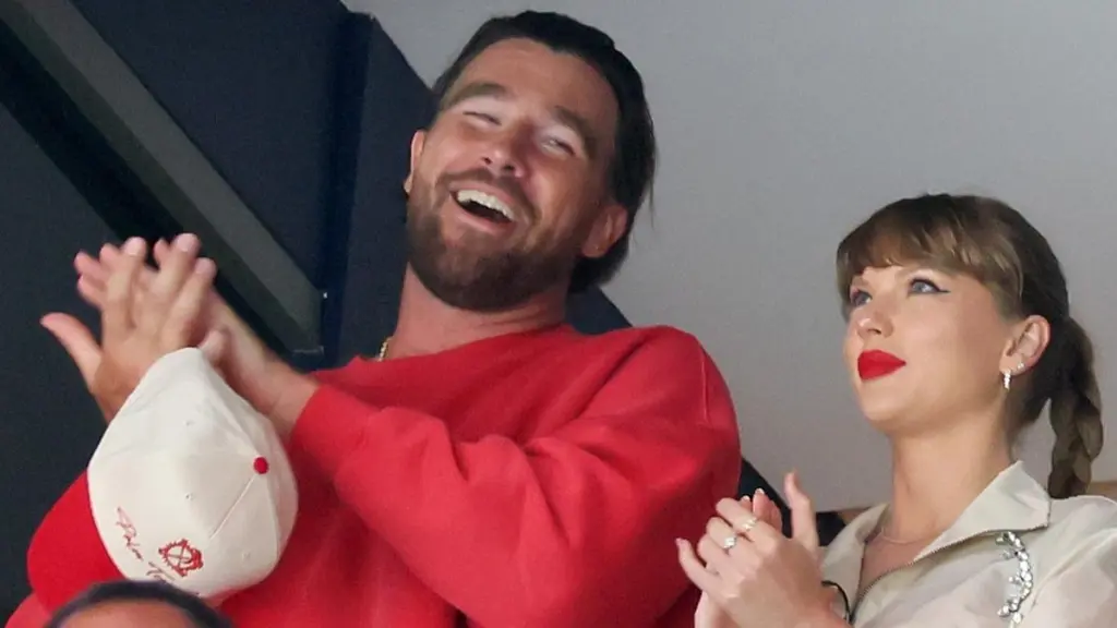 New AI Photos of Taylor Swift & Travis Kelce in Florida Trigger One Fan Complaint