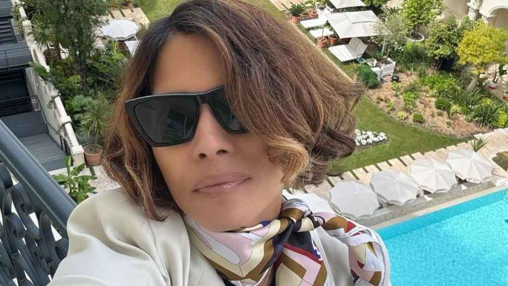 Halle Berry’s High-Cut Lace Swimsuit Turns up the Heat From Behind
