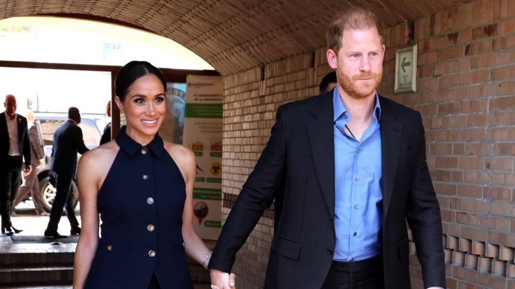 Prince Harry & Meghan Markle Abruptly Halt This Public Gesture — Source