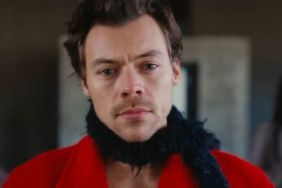 Harry Styles Fixes Zipper Onstage at Wembley ShowHarry Styles Fixes Zipper Onstage at Wembley Show