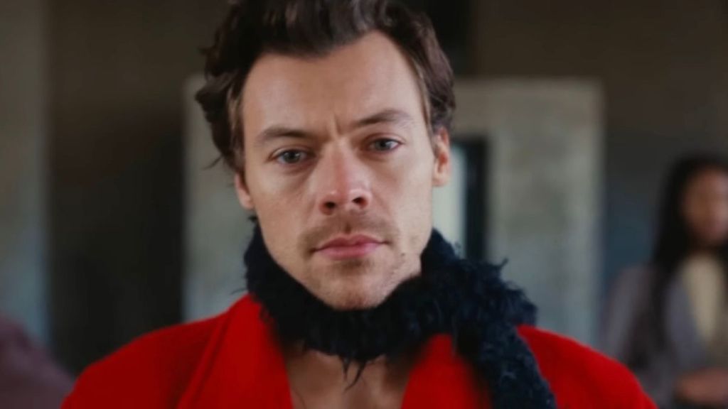 Harry Styles Fixes Zipper Onstage at Wembley ShowHarry Styles Fixes Zipper Onstage at Wembley Show
