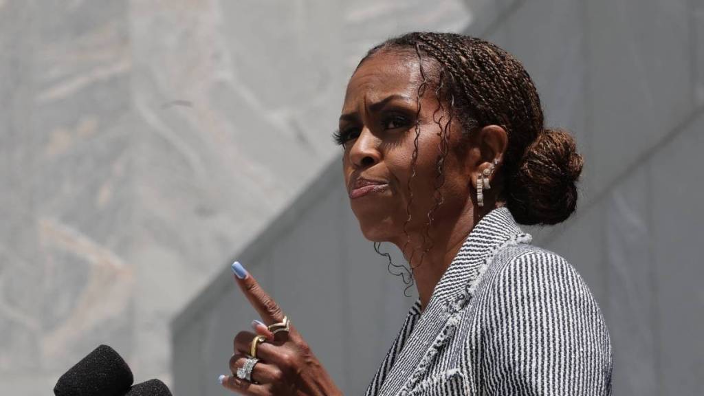 Michelle Obama’s Unusual Payment Habit Has People Talking