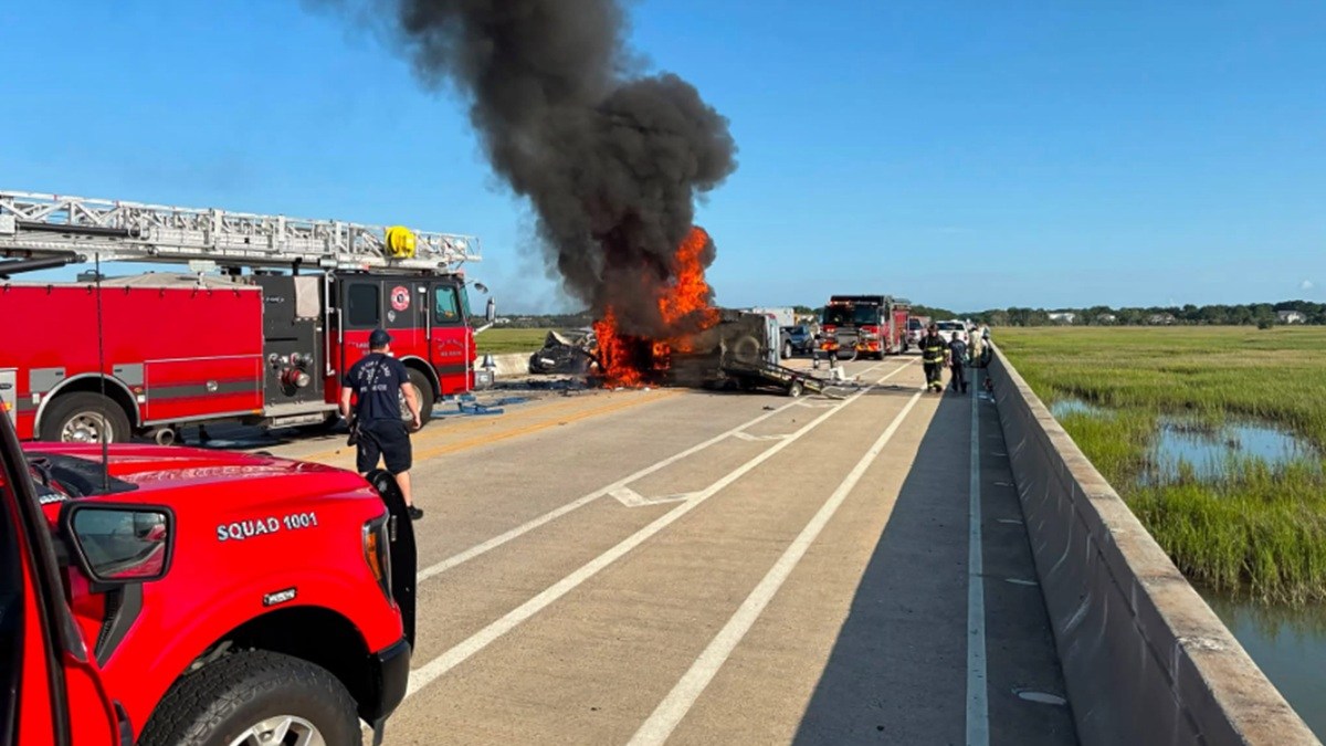 Food Delivery Driver Rescues Trapped Teenagers From Burning Truck ...