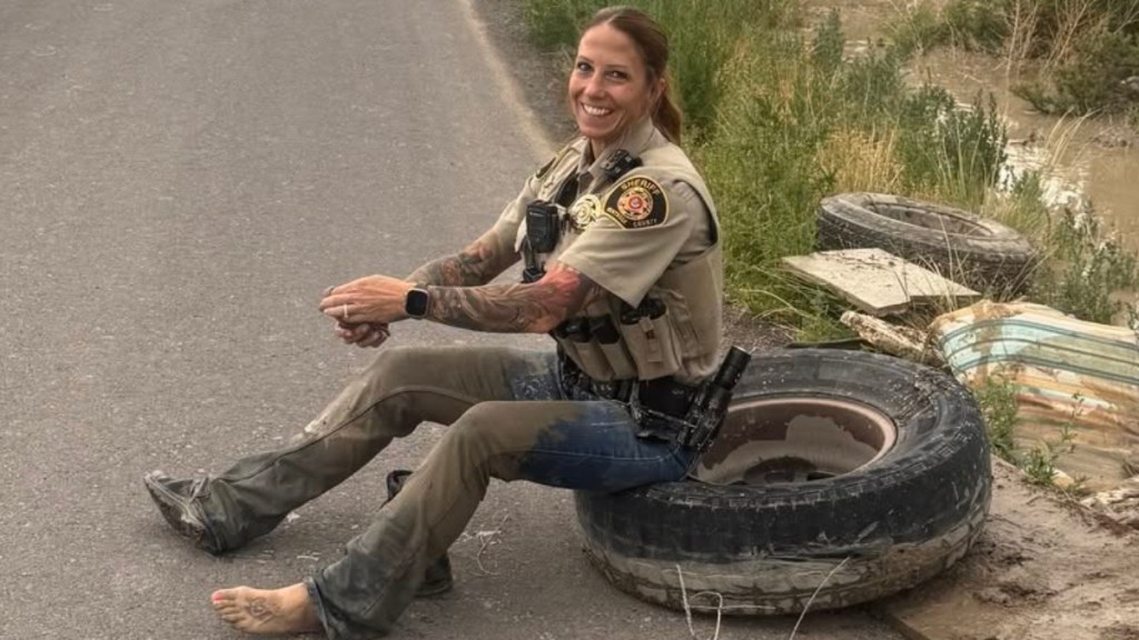 Homes Flood Cop Deputy Dive Muddy Water Ditch Colorado Montrose