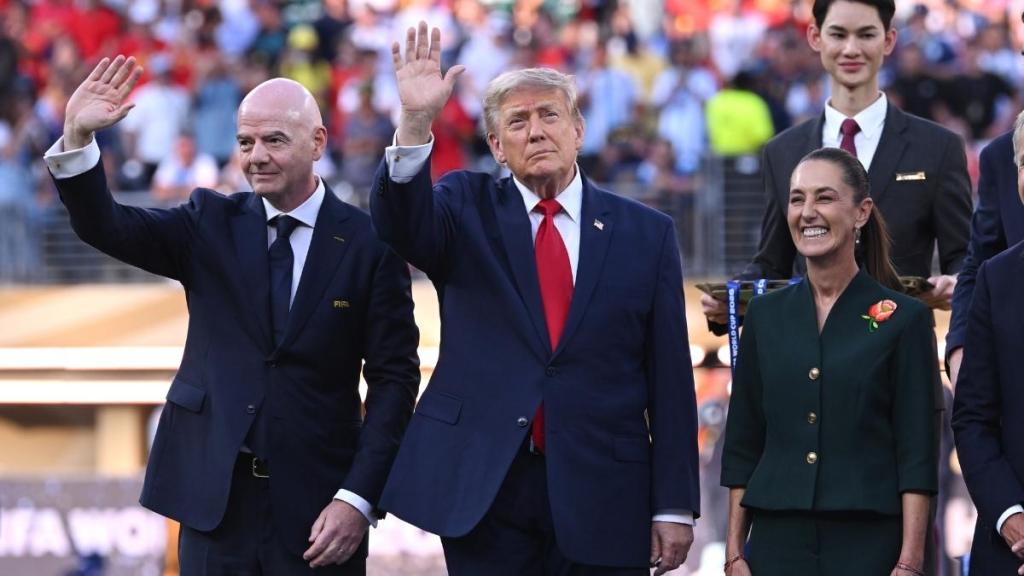 Argentina's Cristian Romero Appears to Ignore Donald Trump Handshake at World Cup