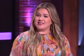 'Uh-Oh, There's My Boobs': Kelly Clarkson Turns Wardrobe Malfunction Moment Into Comedy Gold