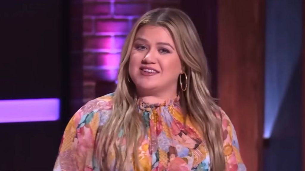 'Uh-Oh, There's My Boobs': Kelly Clarkson Turns Wardrobe Malfunction Moment Into Comedy Gold