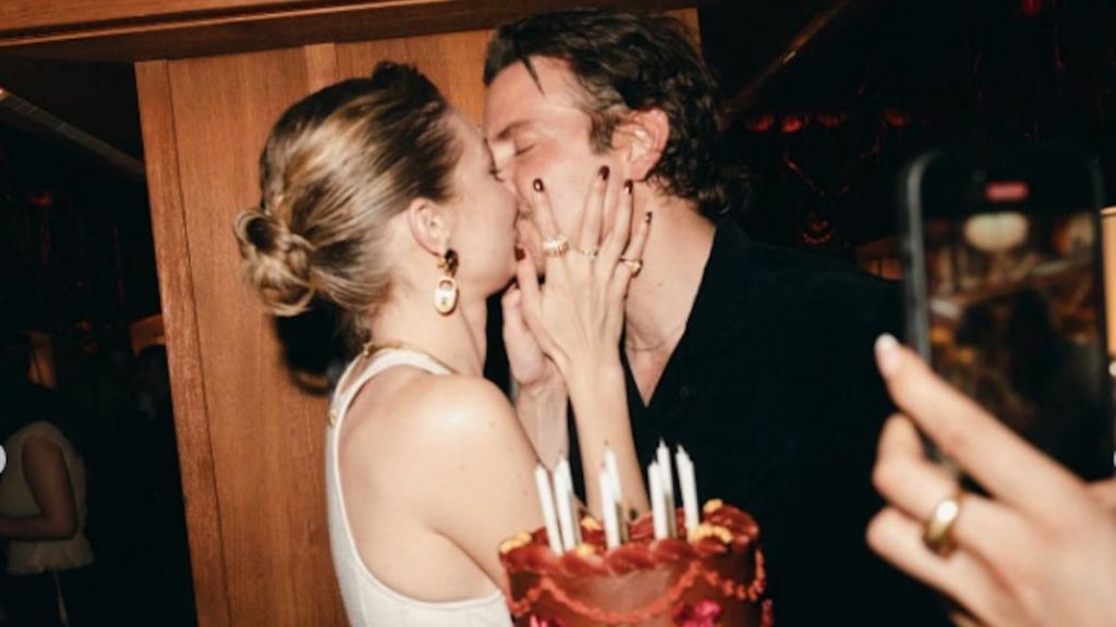 Did Gigi Hadid & Bradley Cooper Get Married Secretly Matching Rings Fuel Wedding Rumors