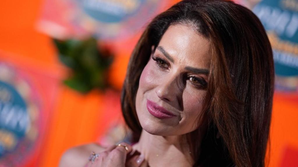 Troll Calls Alec Baldwin’s Wife ‘Vacuous,’ but She Has to Google It