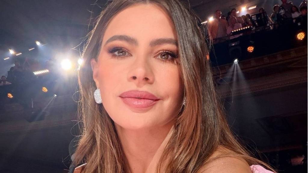 Sofia Vergara's Body-Hugging Dress Slips off Her Shoulder for 'AGT'