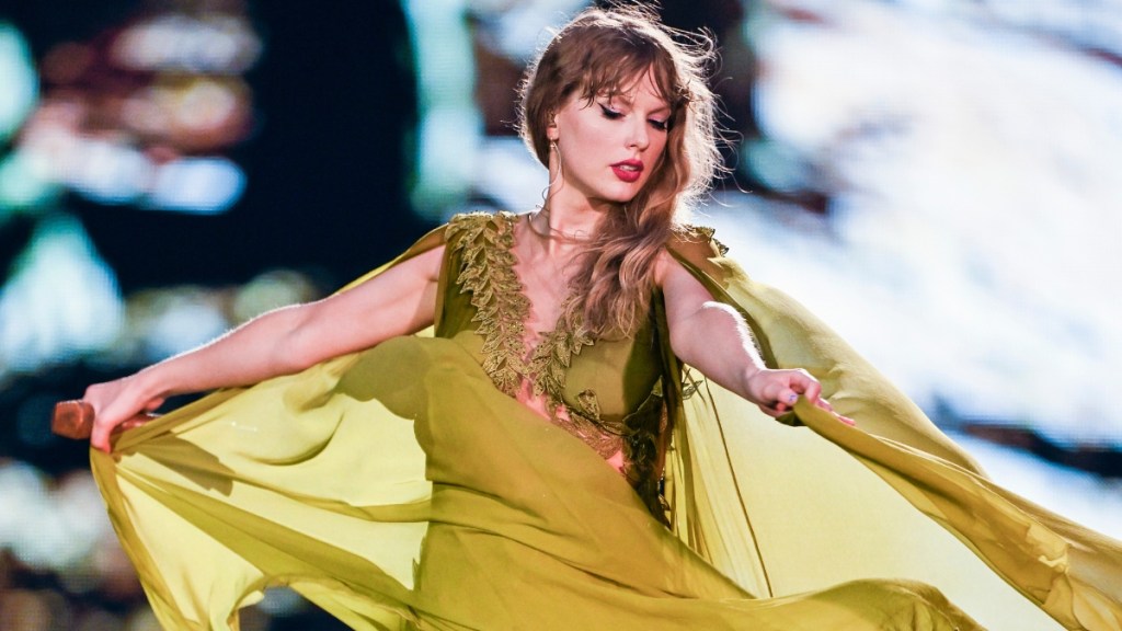 Taylor Swift Revives a Familiar Era With One Loaded Look — Report