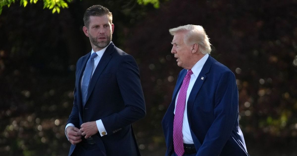 eric-trump-s-donald-trump-family-photo-has-the-internet-crying-fake