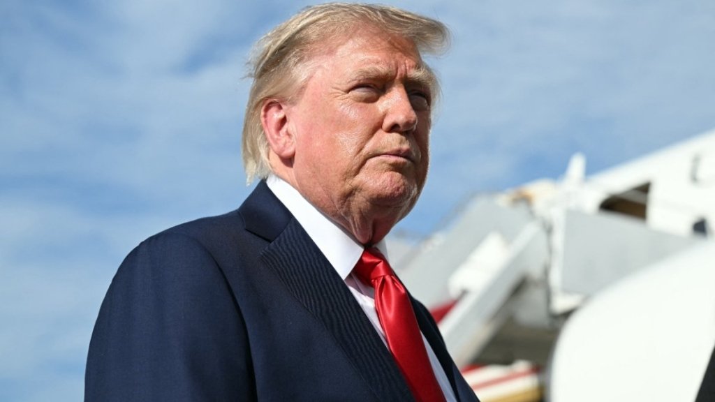 Republican Mayor Defies Donald Trump Over Dolly Parton Flag Tribute