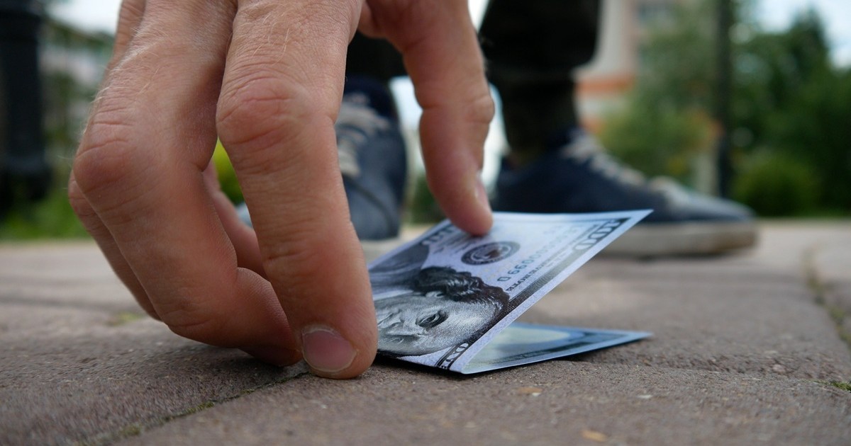 Man Finds $30 on the Ground, Then Learns He's Wanted by Police