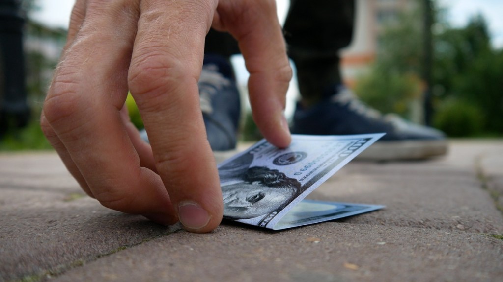 Man Finds 30 Dollars Money Ground Wanted Police Georgia Walmart