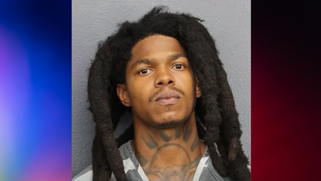 Thief Caught Video Steal Gold Necklaces Mall Pawn Shop Near Home Florida