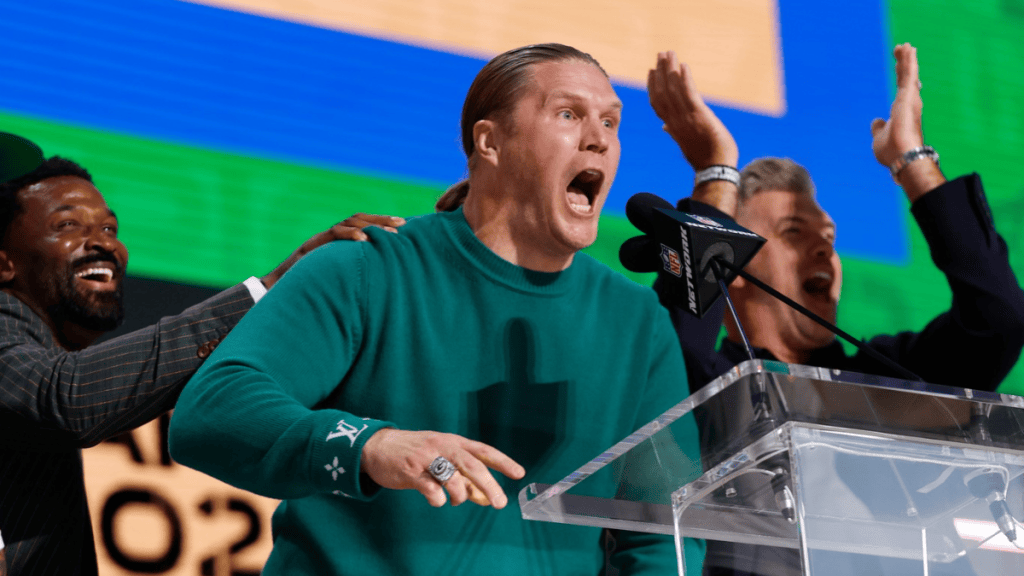 Clay Matthews Looks Unrecognizable in Viral Photos, but There’s a Catch