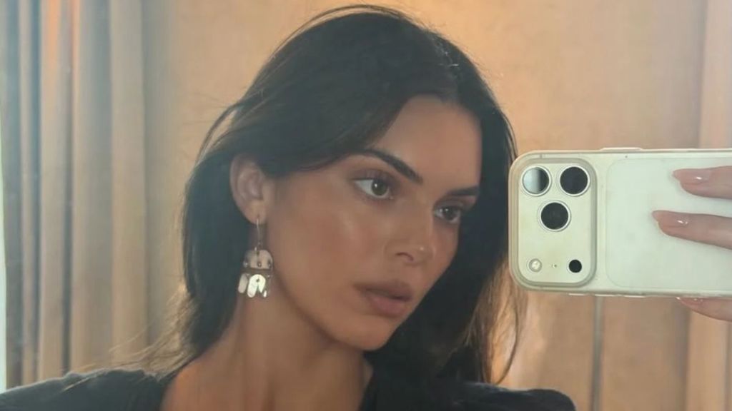 Kendall Jenner’s Curves Steal the Spotlight as She Lifts Her Top & Pulls Her Shorts Lower
