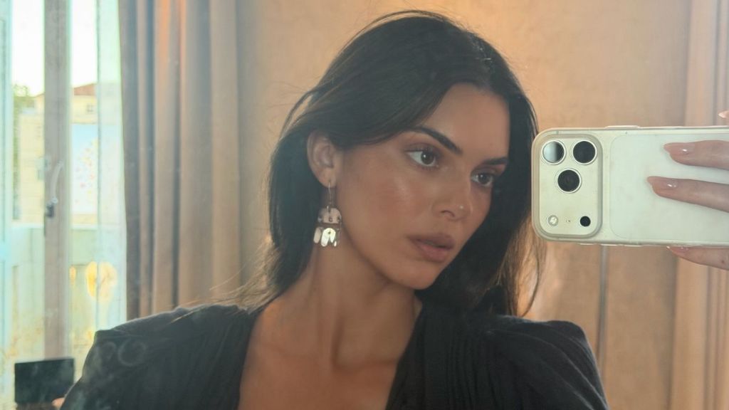 Kendall Jenner’s Open-Sided Dress Meets at the Hip With a Gold Clasp