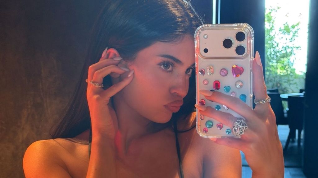 Kylie Jenner Puts Her Rock-Hard Abs Front & Center for Alo
