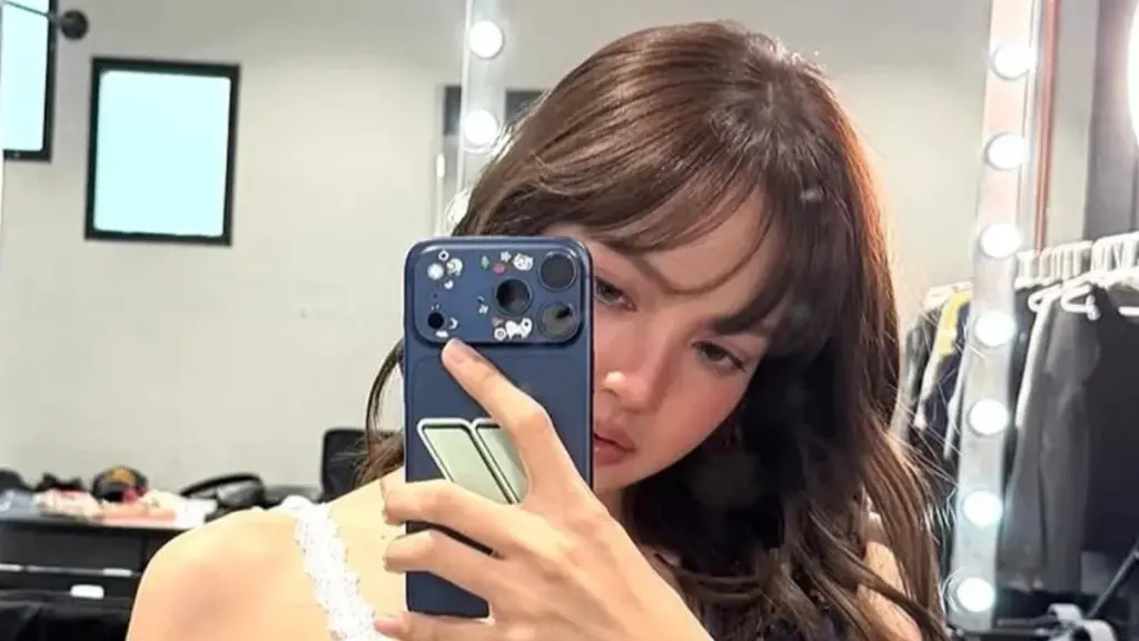 BLACKPINK’s Lisa Goes Dangerously Low in a Corset That Barely Covers Her