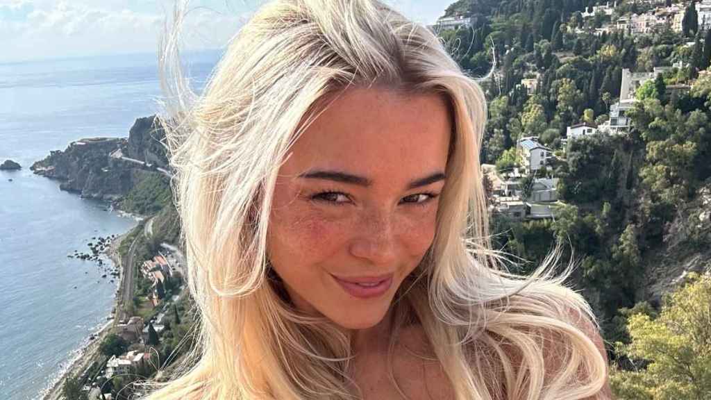 Livvy Dunne Pulls off a Risky Split in a High-Cut Swimsuit at the Beach