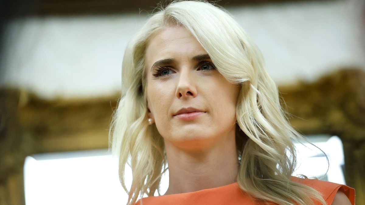 natalie-harp-gave-donald-trump-printed-elon-musk-tweet-that-turned-his