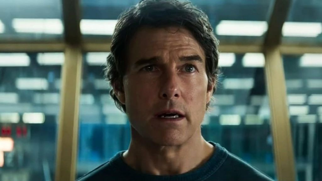 Tom Cruise Has Perfect Response to Woman Doomscrolling on Phone, Watch Heartwarming Video