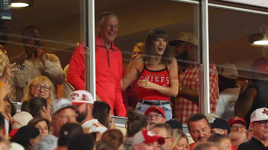 Taylor Swift Celebrates Travis Kelce’s Chiefs Win With Not One but 2 Dads