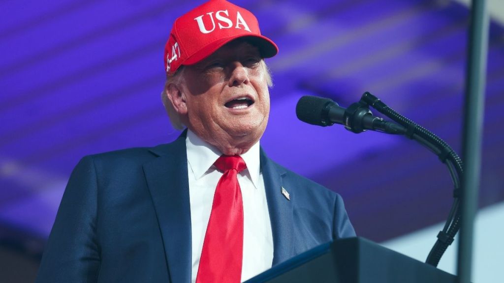 Donald Trump’s North Carolina Appearance Renews Questions About His Bruised Hand