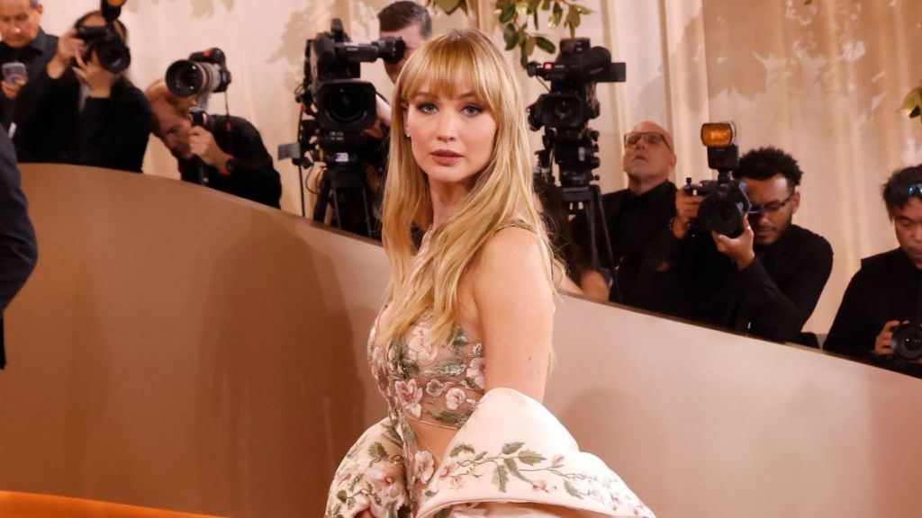 Jennifer Lawrence Wants To Be 'Sexy Mom' at School Drop-Off, Not Cool Mom