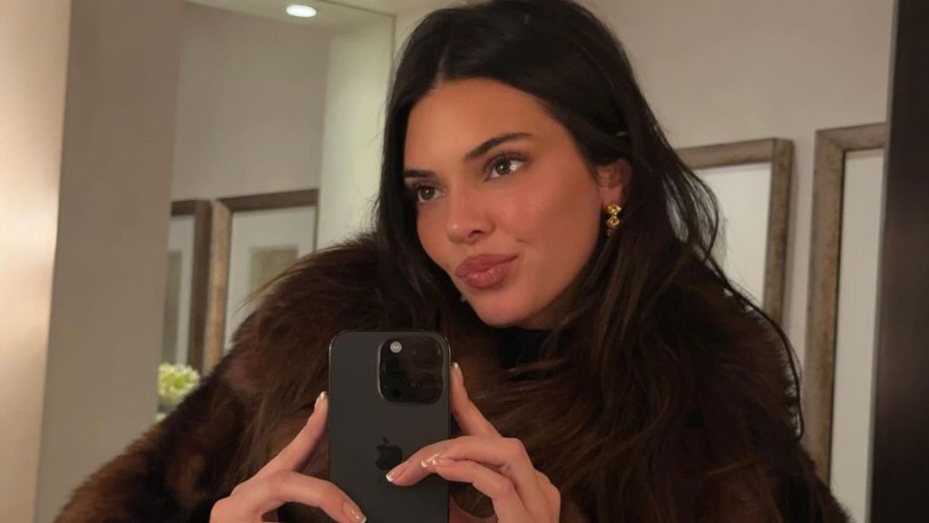 Kendall Jenner Turns up the T-Shirt To Reveal a Bra in a Seriously Teasing Look