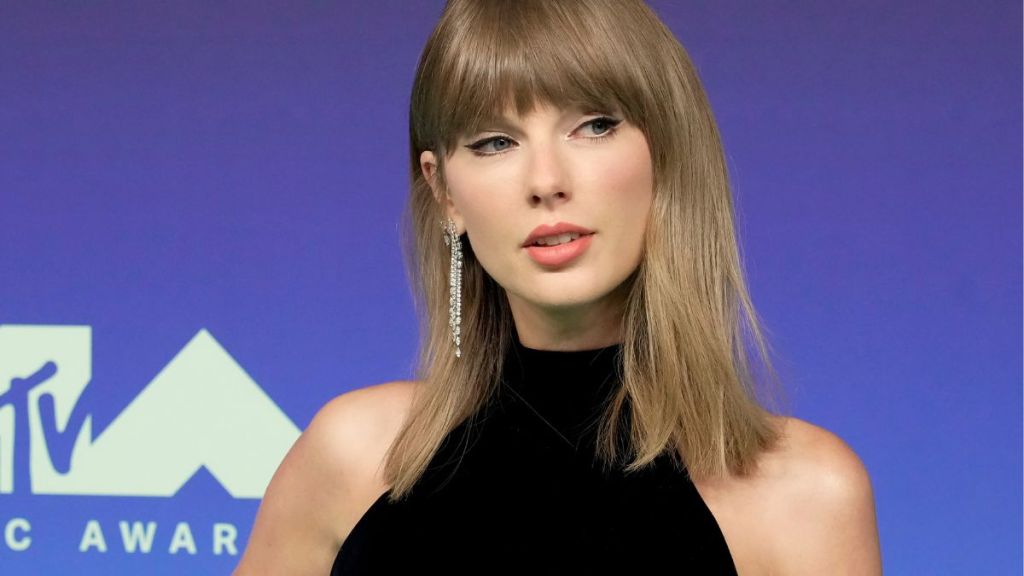 Taylor Swift Set for Major Performance One Day Before Travis Kelce's Chiefs Return
