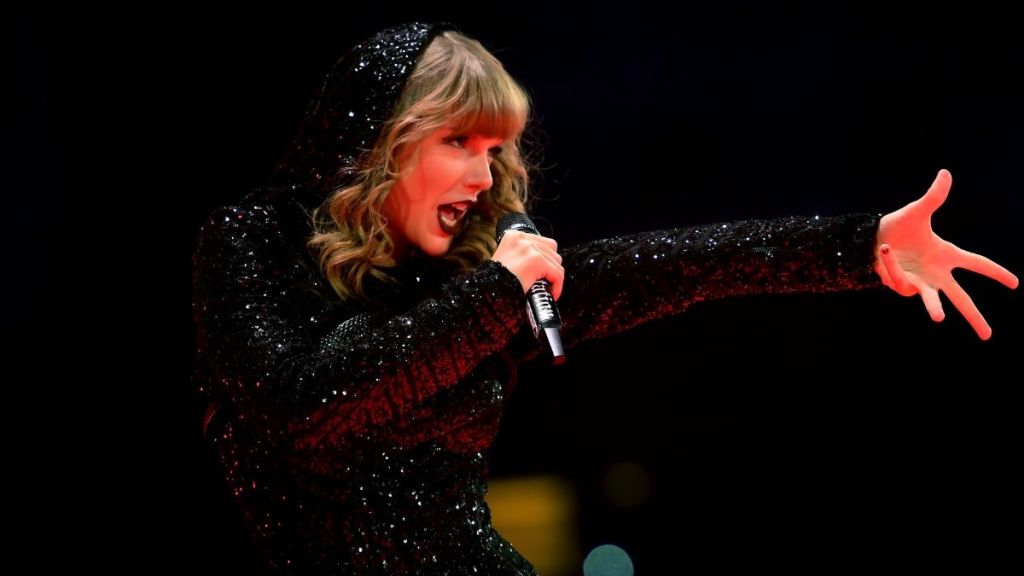 Taylor Swift’s ‘Wood’ Stumps Colin Jost & Michael Che on ‘Millionaire’ Quiz
