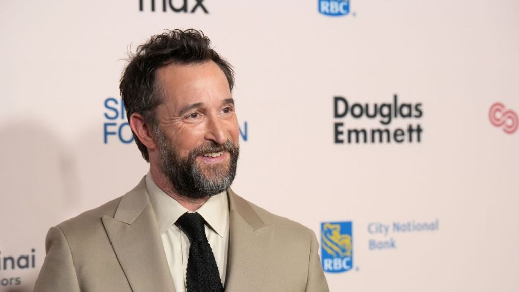 Noah Wyle Credits Eddie Murphy for His Rule About Autographs for Kids