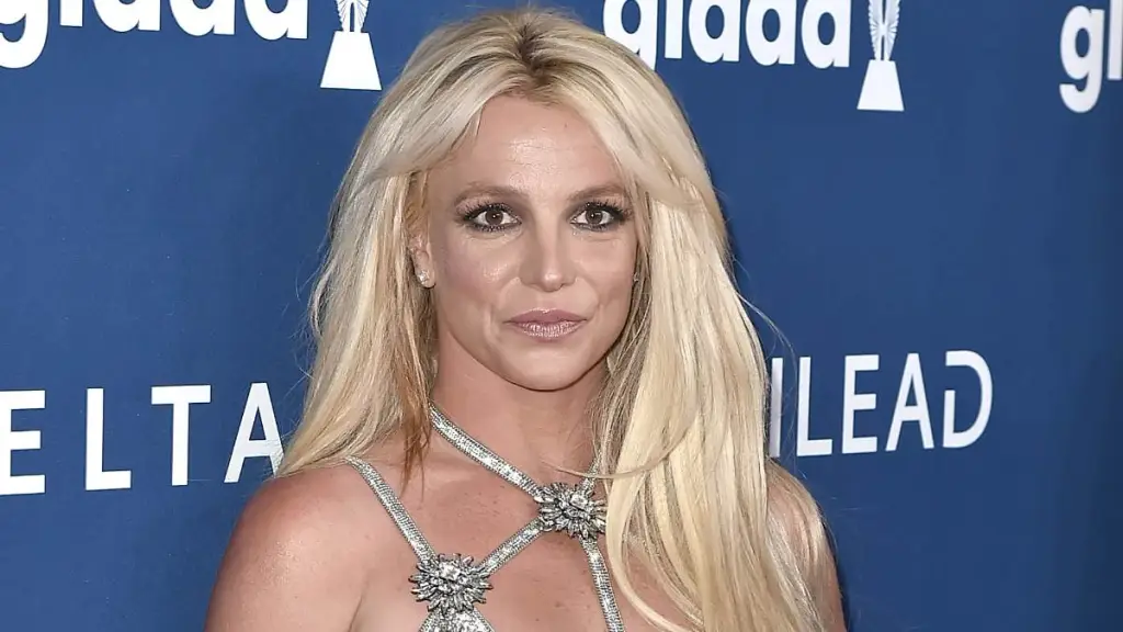 Britney Spears Goes Braless in Micro Mini Slipping off Her Shoulders