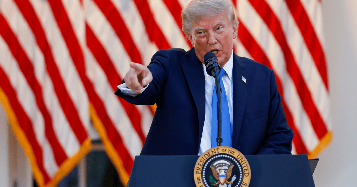 Donald Trump Ditches Tie &amp; Appears to Have Fake Tan Lines Before Texas Trip