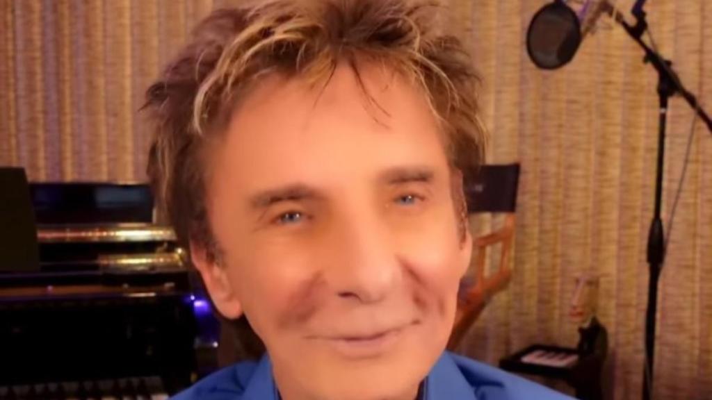 Barry Manilow's First Show After Cancer Hiatus Takes a Wild Turn