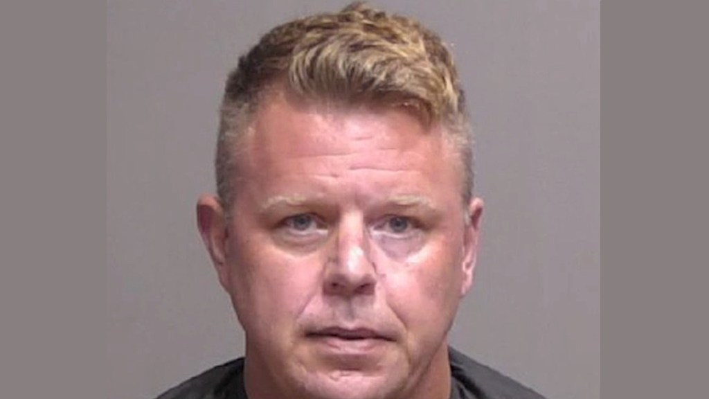 Man Arrested Steal Customer Credit Card Book Resort Vacation Theft Florida