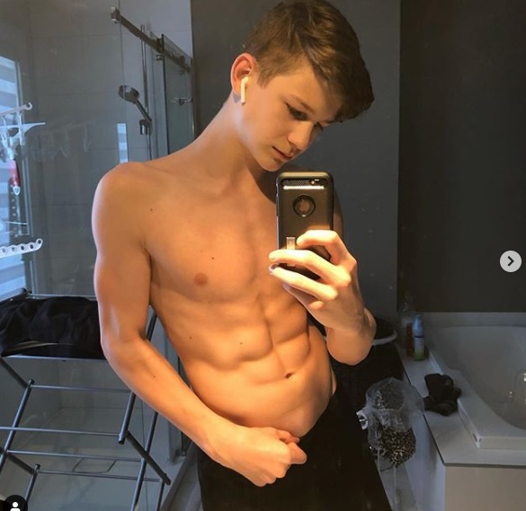 15 Ridiculous Photos Of Airpods #1