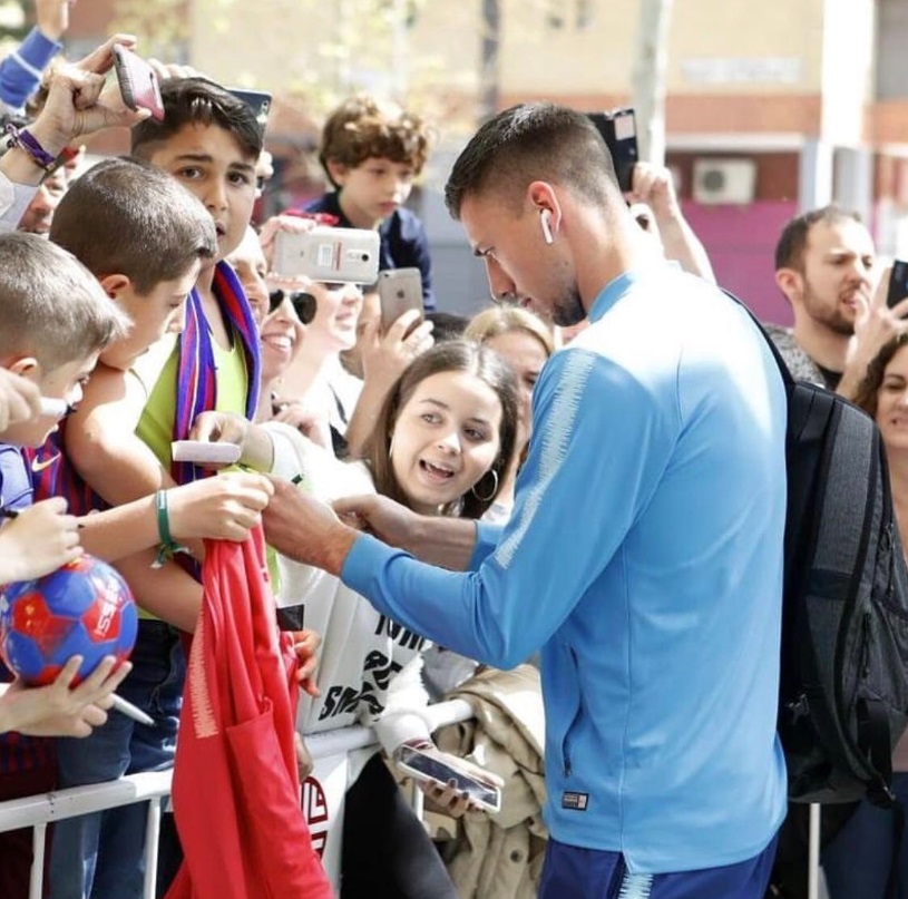 15 Ridiculous Photos Of Airpods #5