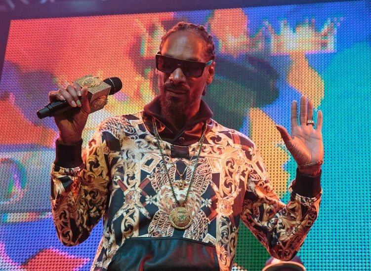 Watch Snoop Dogg Hilariously Mispronounce Every 2022 Golden Globes Nominee, Folks Starting to Suspect He Might Be High