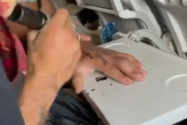 Meanwhile in the Sky: Man Gives Fellow Passenger Tattoo During Flight, Turbulence Makes a Fun Wild Card (Video)