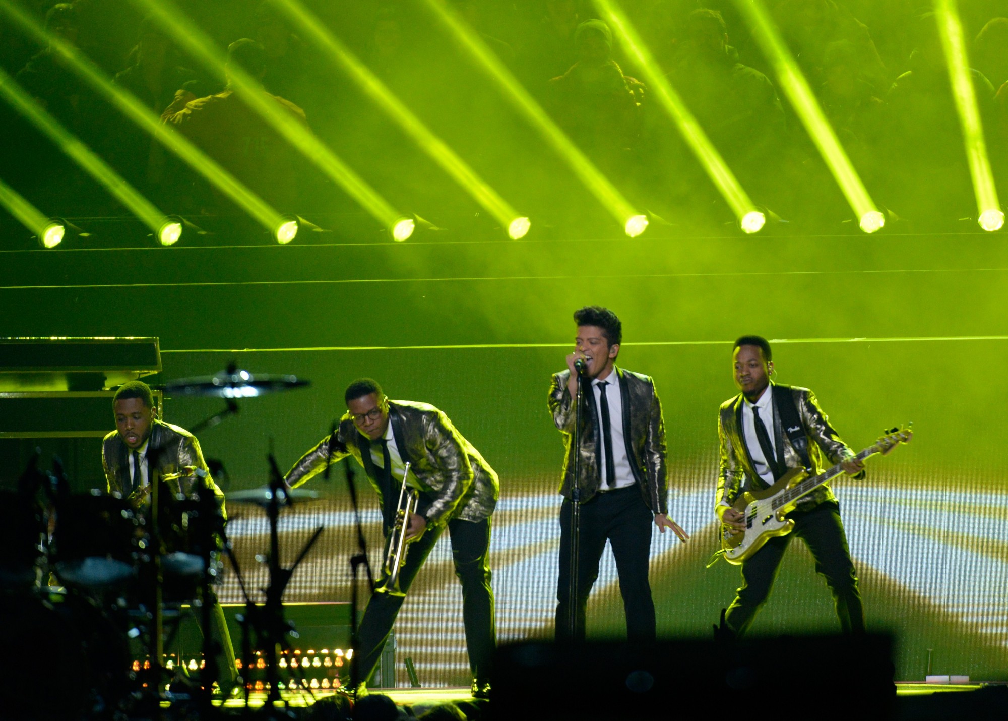 Super Bowl 2014 Halftime Show: Watch Bruno Mars & RHCP Rock Oddly