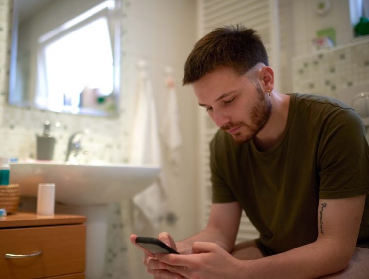 Overusing Your Phone in the Bathroom May Cause Hemorrhoids, Doctors Advise Faster Wi-Fi